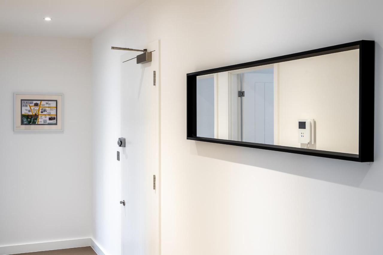 St Albans 2 Bed Luxury City Apartment, 5 Mins Walk To Train & Allocated Parking Dış mekan fotoğraf